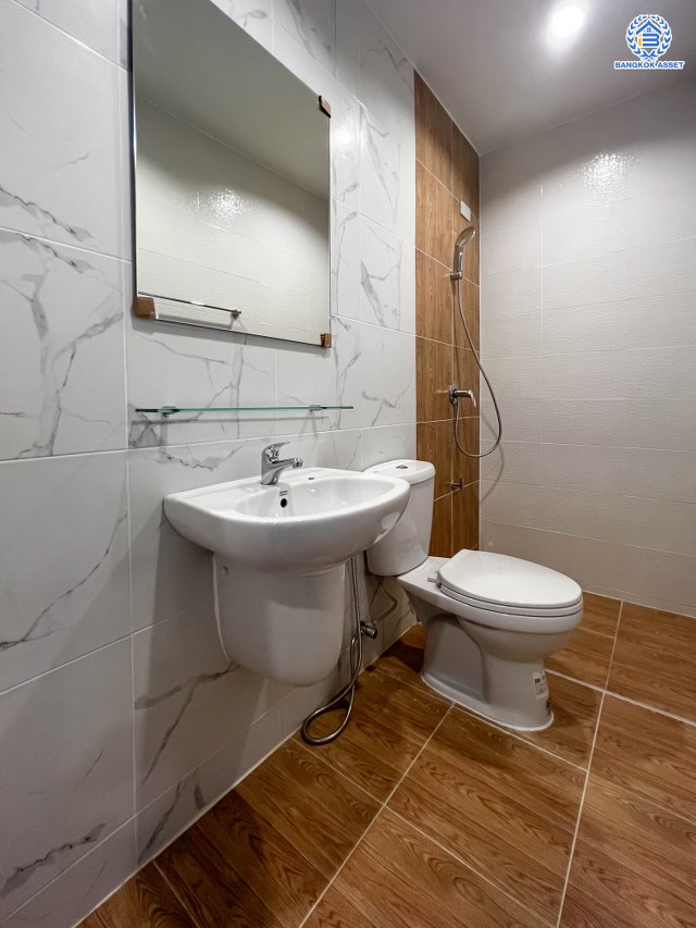 บ้านมือสองตกแต่งใหม่ ดีไซน์สวย โครงการ 101การ์เด้นวิลล์ ลาดพร้าว เนื้อที่ 18 ตร.ว. ฟังก์ชัน 3 ห้องนอน 2 ห้องน้ำ จอดรถได้ 1 คัน รองรับทุกกิจกรรม บนทำเลเชื่อมต่อหลายเส้นทาง อาทิ ถนนประเสริฐมนูกิจ, ถนนนวมินทร์ และถนนลาดพร้าว ใกล้จุดขึ้นทางด่วน "รามอินทรา"